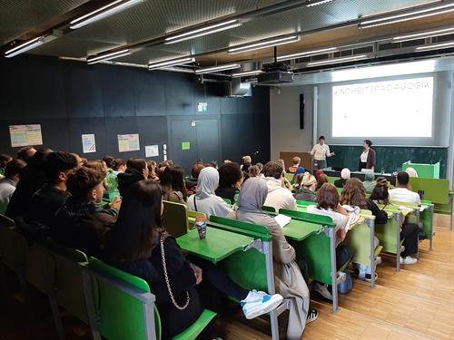 An den Fachbereichen Wirtschaftswissenschaften und Sozial- und Kulturwissenschaften waren vor allem die Fachvorträge und Schnuppervorlesungen Anziehungspunkte für die zahlreichen Besucher*innen. Fotos (5): HSD